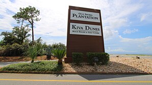 Een bord voor Gulf Shores Plantation en Kiva Dunes Beach Resort & Golf Course.