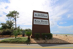 Un panneau indiquant l’emplacement de Gulf Shores Plantation et du complexe hôtelier et terrain de golf Kiva Dunes Beach Resort.