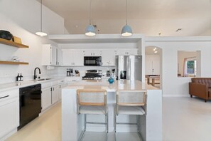 Geladeira, micro-ondas, fogão, cooktop