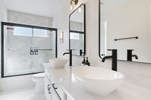 Combined shower/tub, hair dryer, towels, soap - Modern Boho Retreat Strip View, Pool, Games 4br/3b (Henderson)