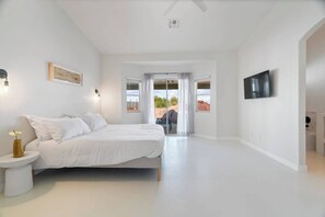 4 chambres, fer et planche à repasser, lit de bébé portatif