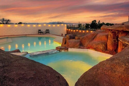 Modern Boho Retreat Strip View, Pool, Games 4br/3b