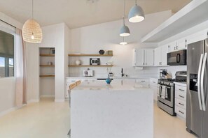 Geladeira, micro-ondas, fogão, cooktop