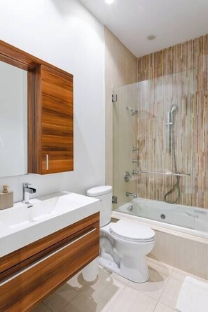 Combined shower/tub, hair dryer, towels
