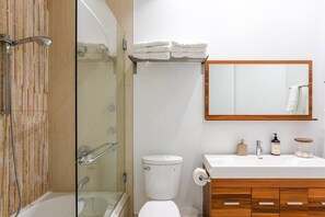Ducha y bañera combinadas, secador de pelo y toallas
