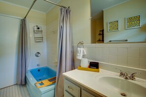 Kombinert dusj/badekar, hårføner, håndklær og såpe