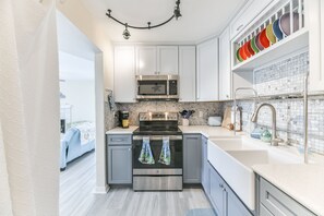 Kylskåp, mikrovågsugn, ugn och spishäll