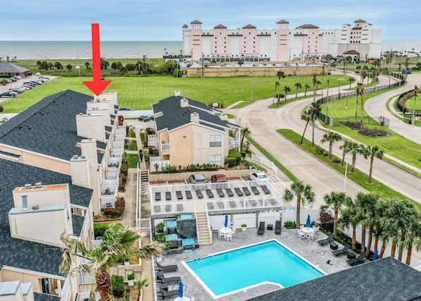 Um hotel com piscina, área de estar externa e vista para o oceano.