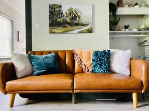 Living area - Suite Home Indiana #4| 1Queen Bed 1 BA Near Haynies Corner (Evansville)