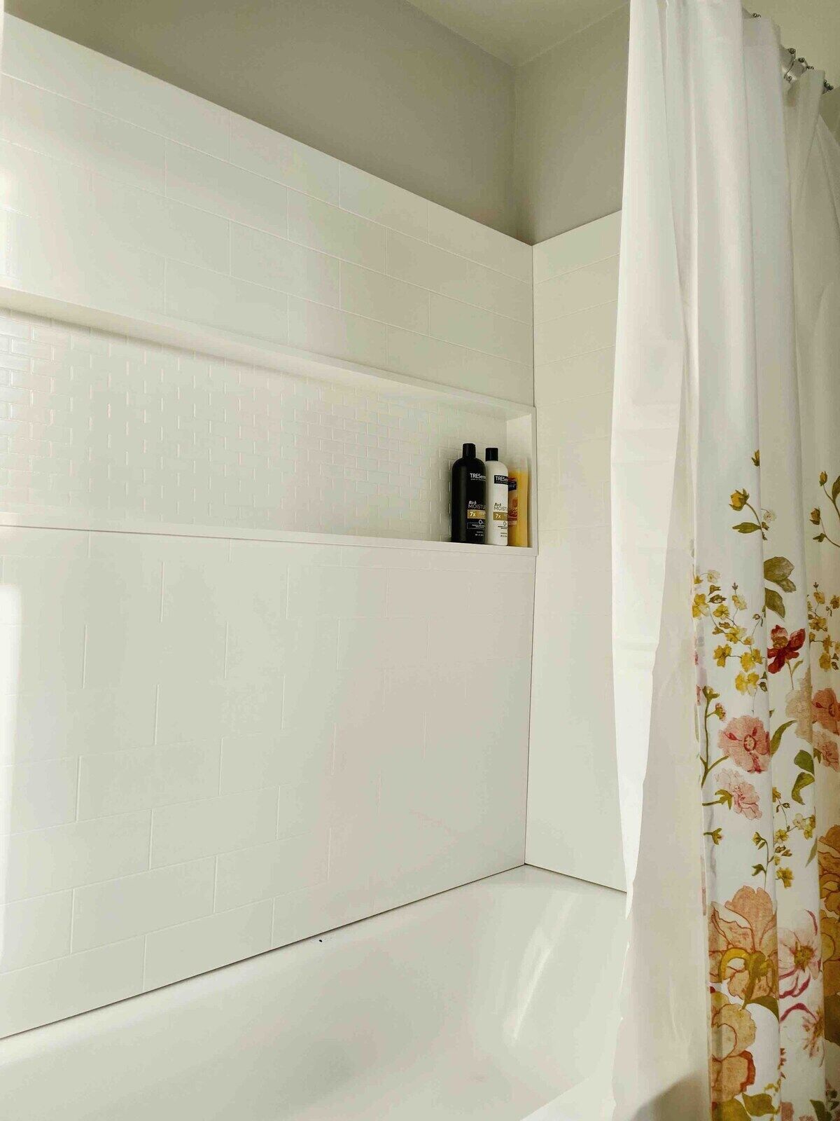 Sèche-cheveux, serviettes fournies, savon, papier toilette