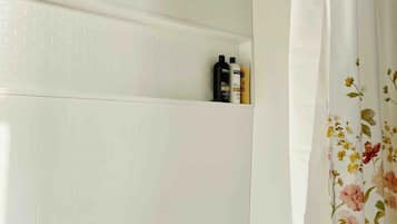 Sèche-cheveux, serviettes fournies, savon, papier toilette