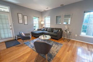 Televisio, takka, työhuone