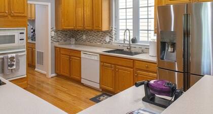 Divine Getaway- King Bed Master Suite Near DC