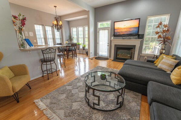 Televisio, takka, työhuone