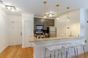 Kylskåp, mikrovågsugn, ugn och spishäll