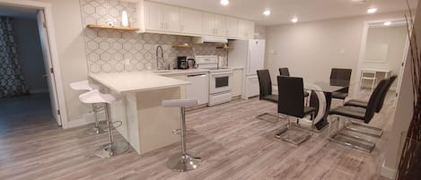 Fridge, oven, stovetop, dishwasher