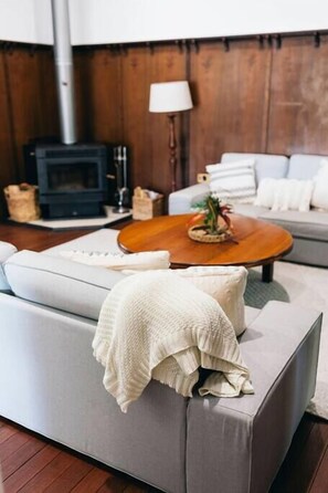 TV, fireplace - The Belle Riverhouse, Tumbulgum, Min Age (Tumbulgum)