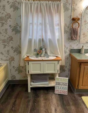 Combined shower/bathtub, hair dryer, towels, soap