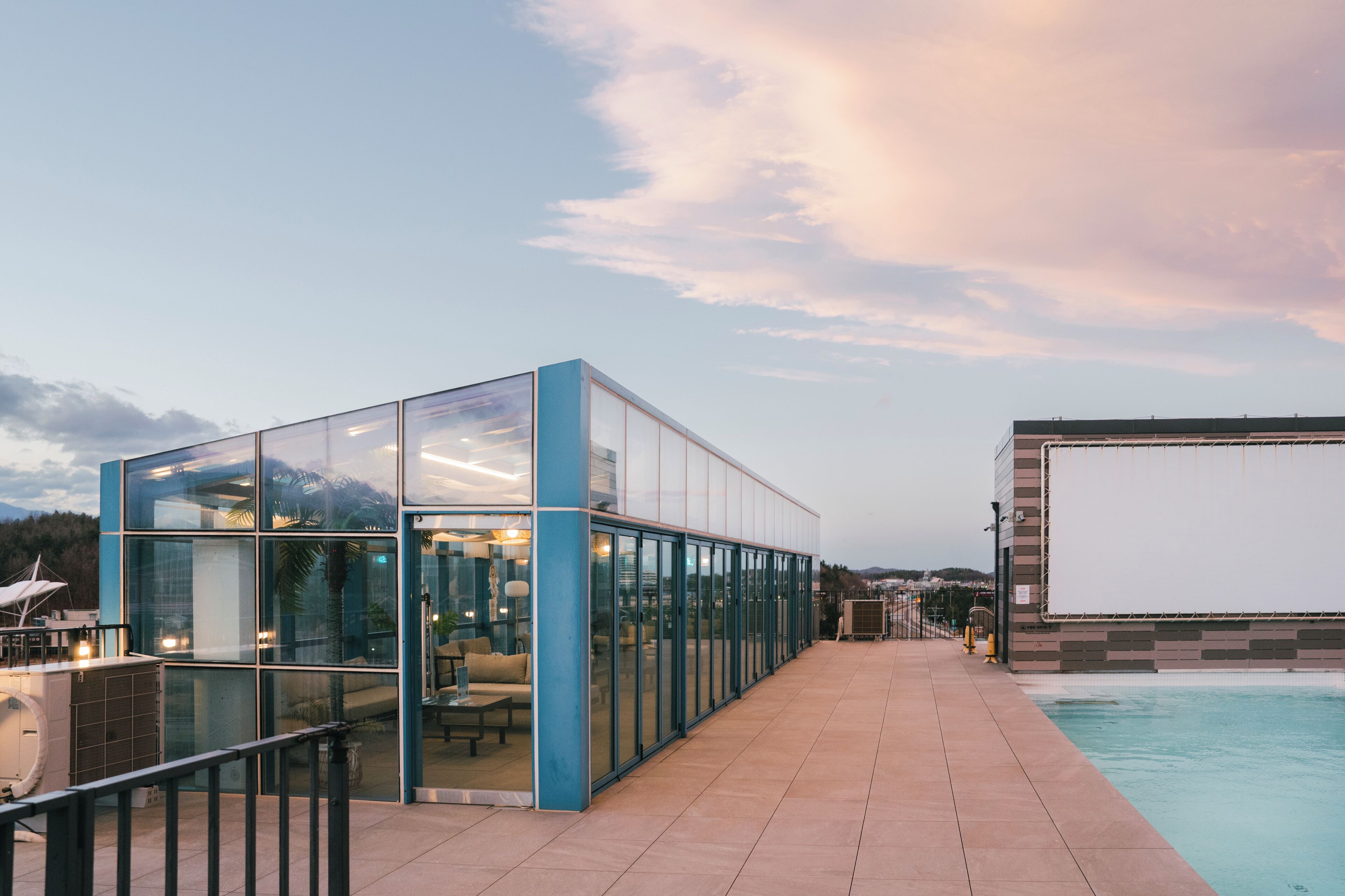 Hồ bơi trong nhà, hồ bơi ngoài trời phục vụ theo mùa 