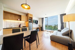 Premium bedding, down duvets, pillow-top beds, minibar - Hotel Parangvue (Goseong)