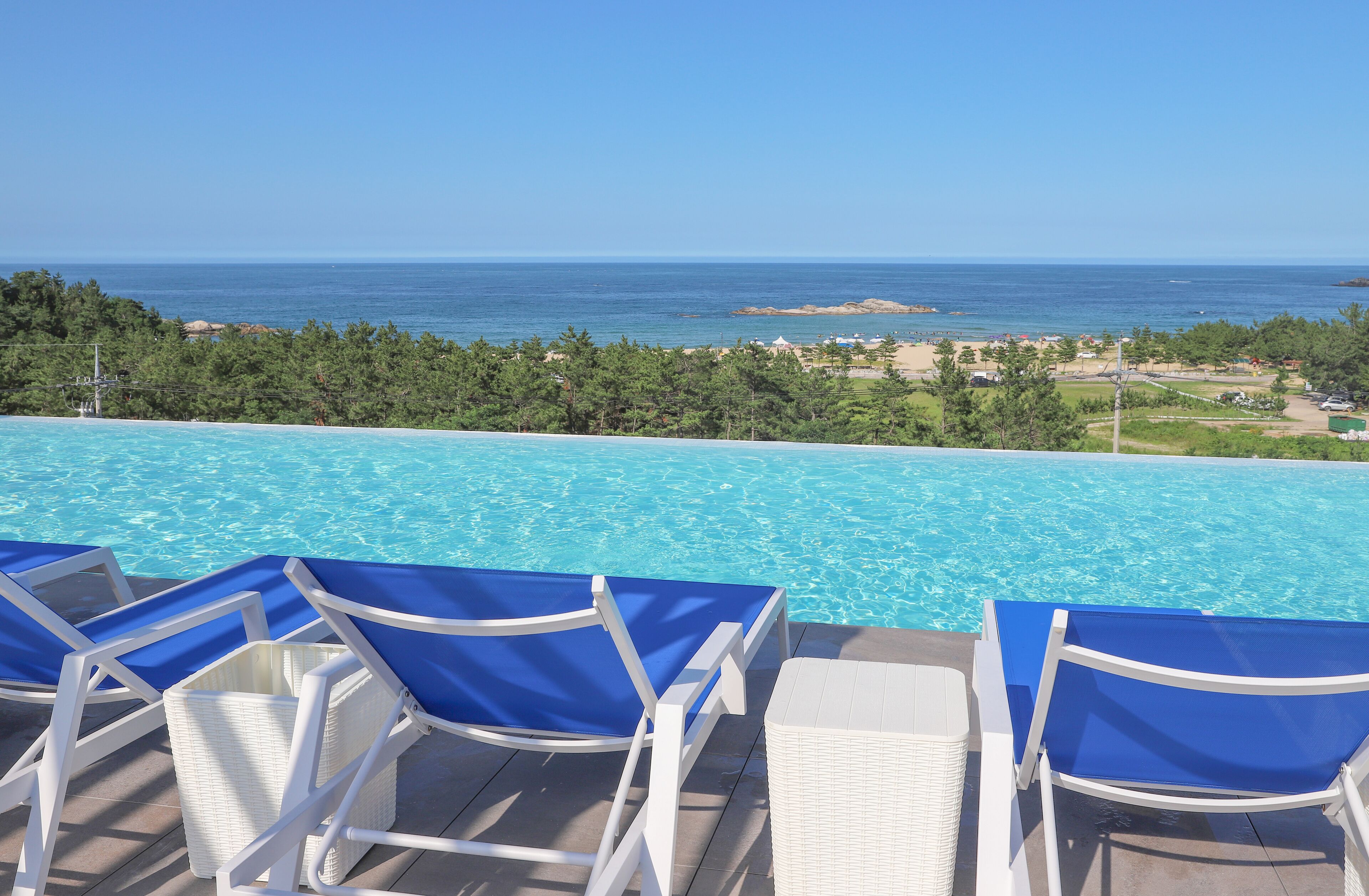 Una piscina techada, una piscina al aire libre de temporada