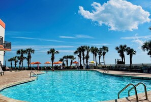 Alberca techada y alberca climatizada