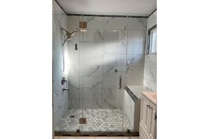 Combined shower/bathtub, hair dryer, towels, soap - Modern Rustic Gem 3Bed/2Bath + Private Pool (San Jose)