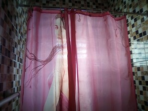 Panorama resortwoning, terras, uitzicht op stad | Badkamer | Een douche, een regendouche, handdoeken, zeep