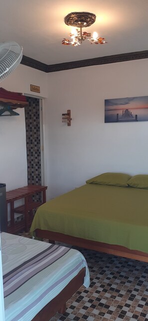 Panorama resortwoning, terras, uitzicht op stad | 1 slaapkamer, een minibar, beddengoed