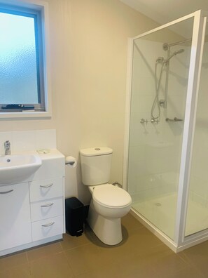 Shower - Cliff Hanger-Dinner Plain (Dinner Plain)
