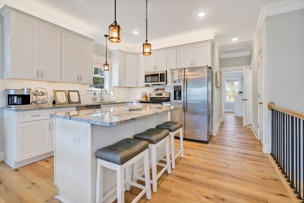 Refrigerador, microondas, horno y parrilla de estufa 