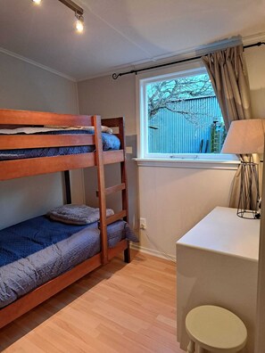 2 slaapkamers, een strijkplank/strijkijzer, reisbedje, gratis wifi