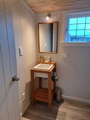 Een douche, een haardroger, handdoeken, zeep