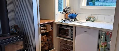 Fridge, oven, stovetop, coffee/tea maker