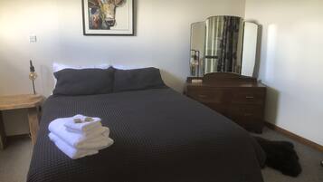 4 Schlafzimmer, Bügeleisen/Bügelbrett, Reisekinderbett, WLAN
