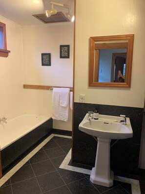 Bañera, secador de pelo, toallas, jabón