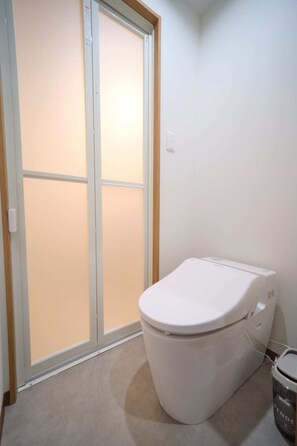 Tripla Basic | Bagno | Asciugacapelli, pantofole, asciugamani, shampoo