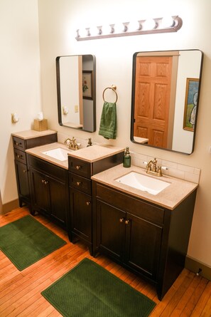 Combined shower/bathtub, towels, soap, shampoo