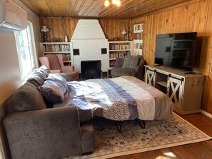 2 bedrooms, iron/ironing board, travel crib, free WiFi