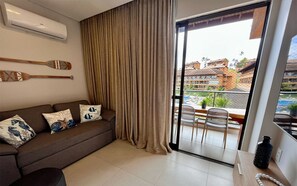 BX03I - 201 - Estrela do Mar 324587850 FLAT 201 EM FRENTE PISCINA | リビング エリア | 42 インチのスマートテレビ (ケーブル放送視聴可)、テレビ