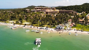 Di pantai, pasir putih, kerusi lepak pantai, payung