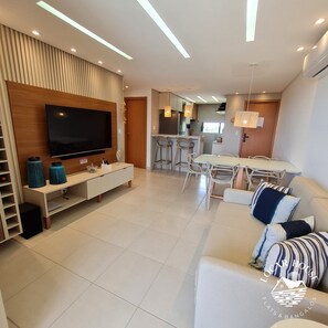 LR02H - 204 Bloco 2 Colina 324587841 FLAT 204 BL02 COLINA VISTA MAR E PISCINA | Área de sala de estar | Smart TV de 42 pulgadas con canales por cable y televisión 