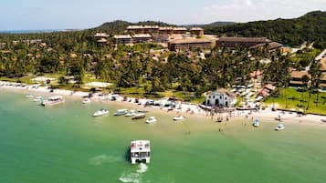 Sulla spiaggia, sabbia bianca, lettini da mare, ombrelloni