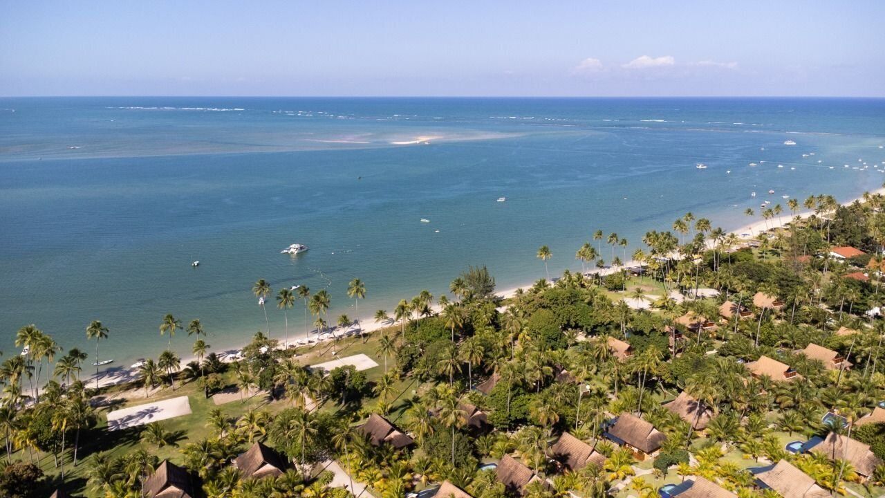 Sulla spiaggia, sabbia bianca, lettini da mare, ombrelloni