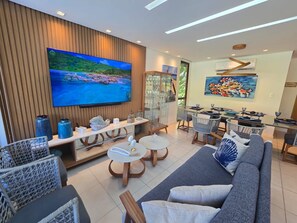 ET10H - Bangalô 68 324587828 BANGALO 68 COM PISCINA PRIVATIVA | Área de sala de estar | Smart TV de 42 pulgadas con canales por cable y televisión 