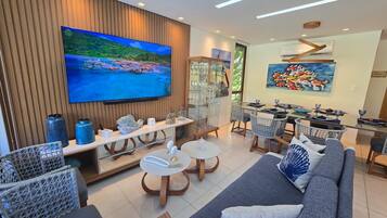 Bungalow | Woonruimte | Een 42-inch smart-tv met kabelzenders en televisie