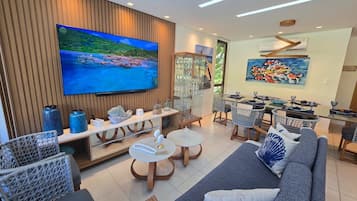 ET10H - Bangalô 68 324587828 BANGALO 68 COM PISCINA PRIVATIVA | Living area | 42-inch Smart TV with cable channels, TV