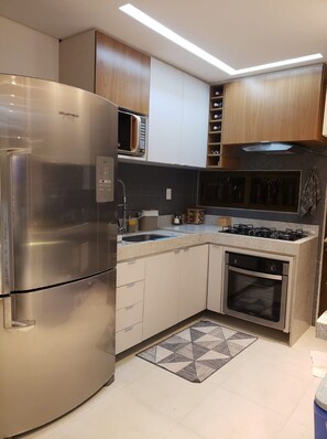 ET10H - Bangalô 68 324587828 BANGALO 68 COM PISCINA PRIVATIVA | Private kitchen | Full-size fridge, microwave, toaster oven, cookware/dishes/utensils