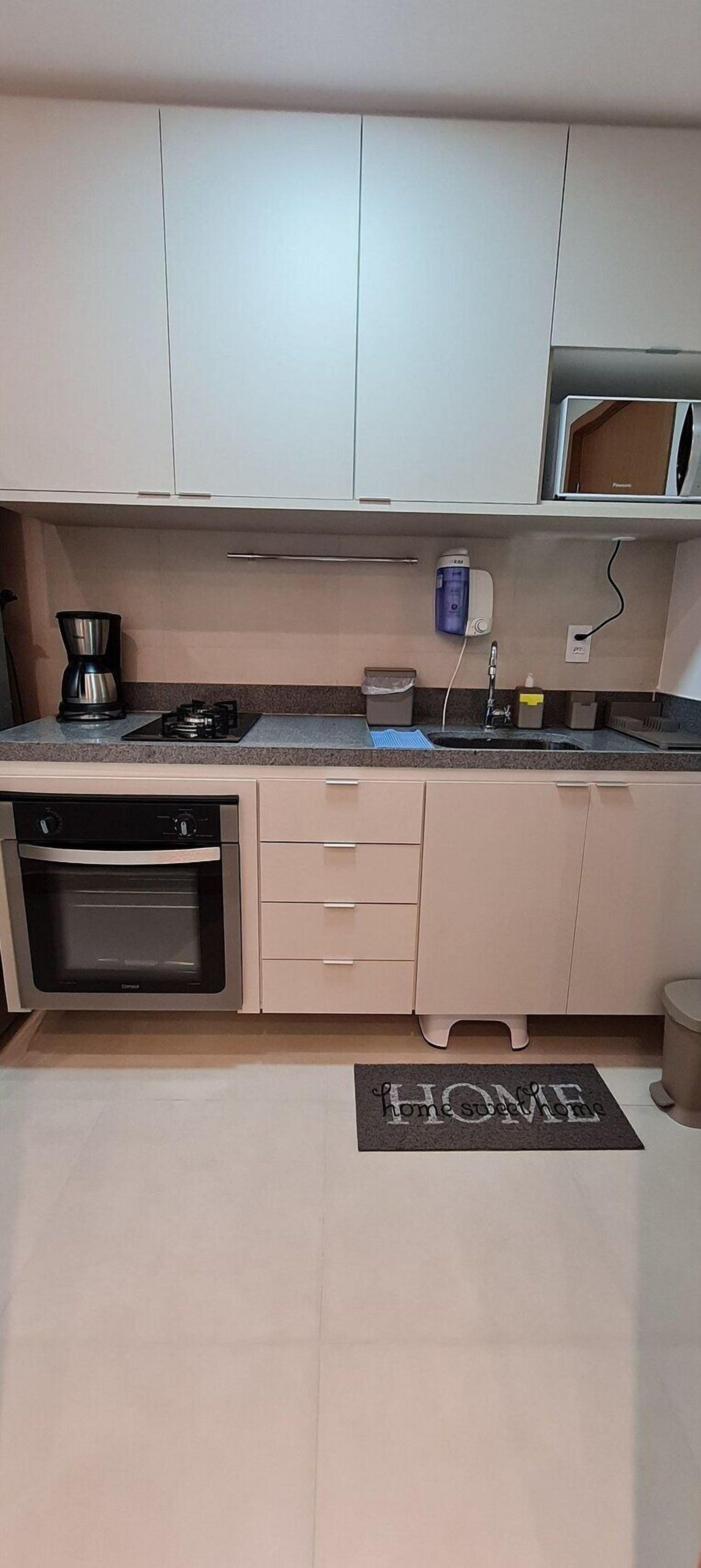 ET03H - 107 - Estrela do Mar 324587838 FLAT 107 EM FRENTE PISCINA | Cozinha privada | Geladeira grande, micro-ondas, forno com torradeira