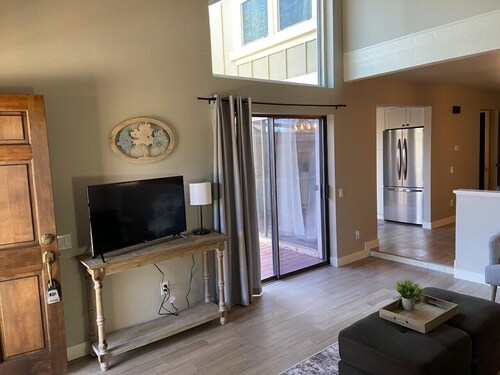 Newly Renovated Two-Story Townhouse w/Two Car Garage Close to the Mountains